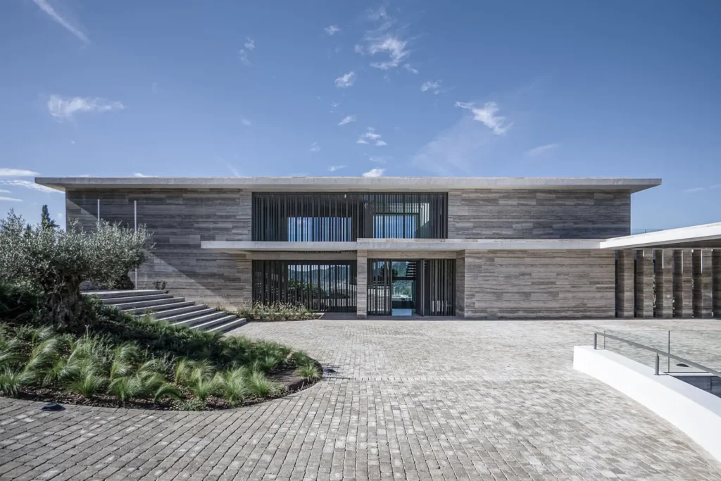 Main facade and entrance of Villa Geneve by ARK Architects in La Zagaleta, highlighted in Architectural Digest Mexico.